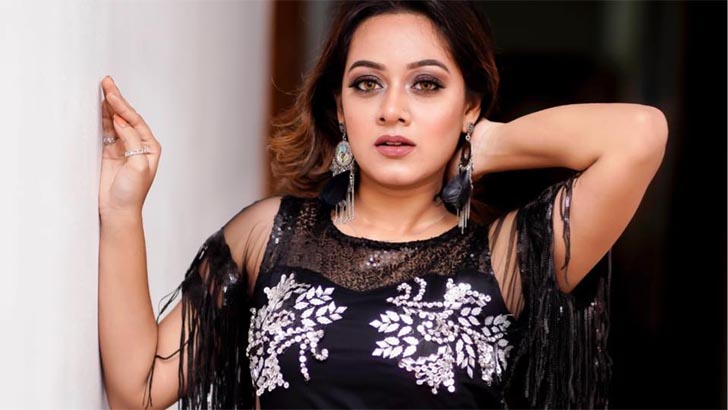 ‘বাংলাদেশে অবহেলিত, ভারতে জন্ম হলে করণ জোহরের সিনেমা করতেন দীঘি’
