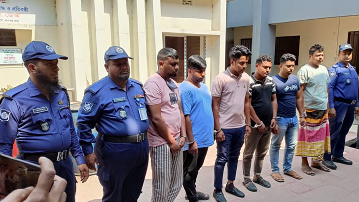 ডিবি পরিচয়ে ডাকাতির ঘটনায় গ্রেফতার ৬, গরুভর্তি ট্রাক উদ্ধার