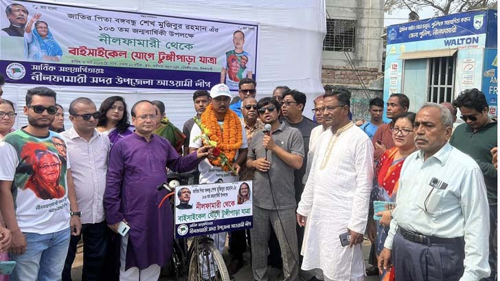বঙ্গবন্ধুর সমাধিতে শ্রদ্ধা জানাতে নীলফামারী থেকে সাইকেলে যাত্রা