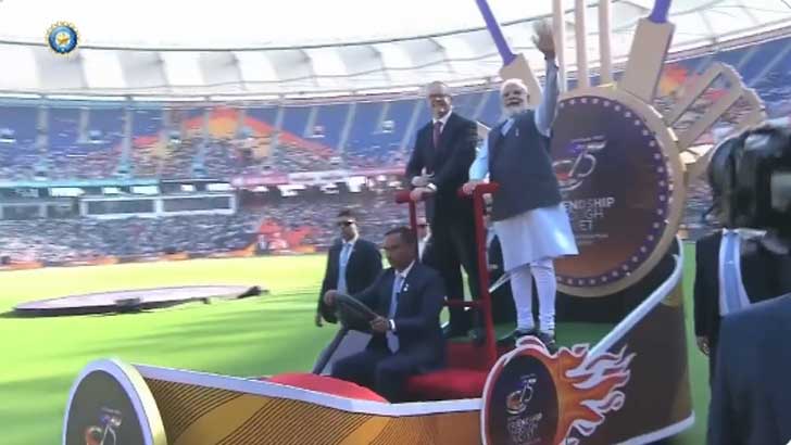 অস্ট্রেলিয়ার প্রধানমন্ত্রীকে নিয়ে স্টেডিয়াম চক্কর দিলেন ভারতের প্রধানমন্ত্রী