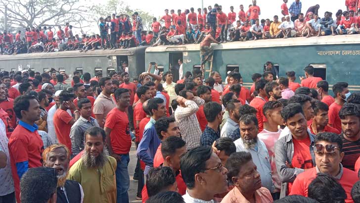 প্রধানমন্ত্রীর জনসভায় যোগ দিতে রেলস্টেশনে উপচেপড়া ভিড়