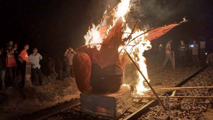 আগুন জ্বালিয়ে রেললাইন অবরোধ রাবি শিক্ষার্থীদের