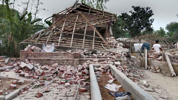 পল্লি চিকিৎসক হত্যা ঘটনায় আসামিদের বাড়িঘর ধ্বংসস্তূপে পরিণত