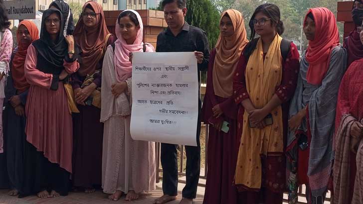 শিক্ষার্থীদের ওপর হামলায় খালি পায়ে রাবি অধ্যাপকের অবস্থান