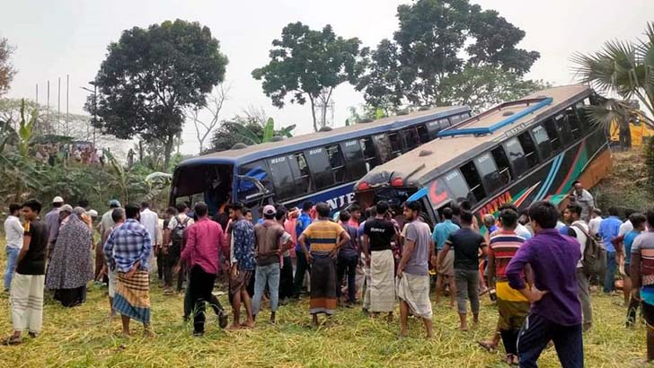 ওভারটেক করতে গিয়ে রসুনখেতে দুই বাস, বৃদ্ধ নিহত