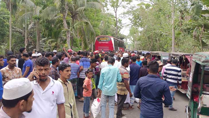 বাসের ধাক্কায় ক্যাটারিং সার্ভিসের ৫ কর্মী নিহত