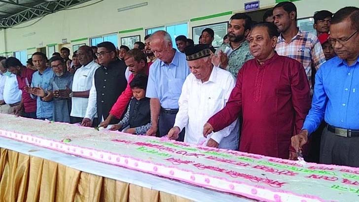 ১০৩ ফুট দৈর্ঘ্যের কেক কেটে বঙ্গবন্ধুর জন্মদিন পালন করলেন সাবেক মেয়র মনজুর