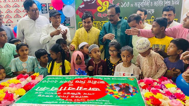 সুবিধাবঞ্চিতদের নিয়ে বঙ্গবন্ধুর জন্মদিনে ১০৩ পাউন্ডের কেক কাটল বিআরটিসি