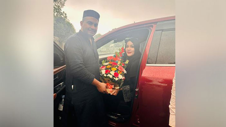 ‘পলাতক’ স্বামীর সঙ্গে ছবি দিয়ে মাহির নতুন পোস্ট 