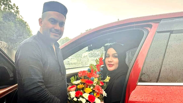 দেশে ফিরেছেন রাকিব সরকার, ফুল দিয়ে বরণ করলেন মাহি