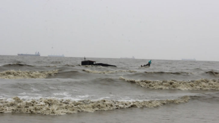 সাত হাজার মণ লবণসহ ডুবে গেল ৫ ট্রলার, নিখোঁজ ১