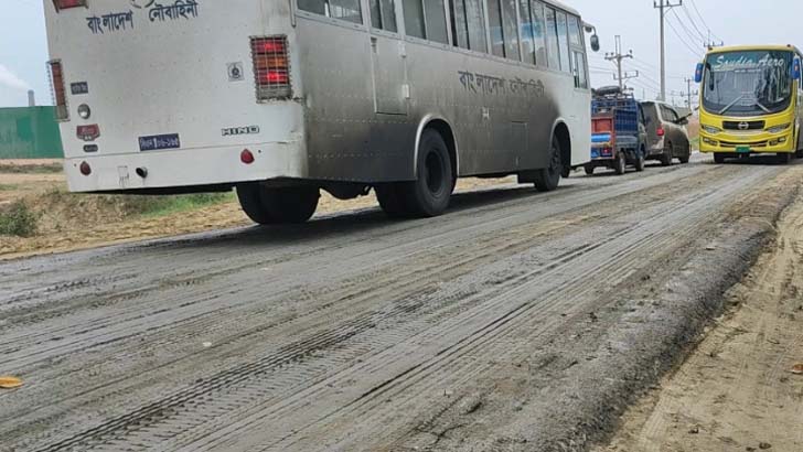 চট্টগ্রাম-কক্সবাজার মহাসড়ক কাদায় পিচ্ছিল, ভোগান্তি