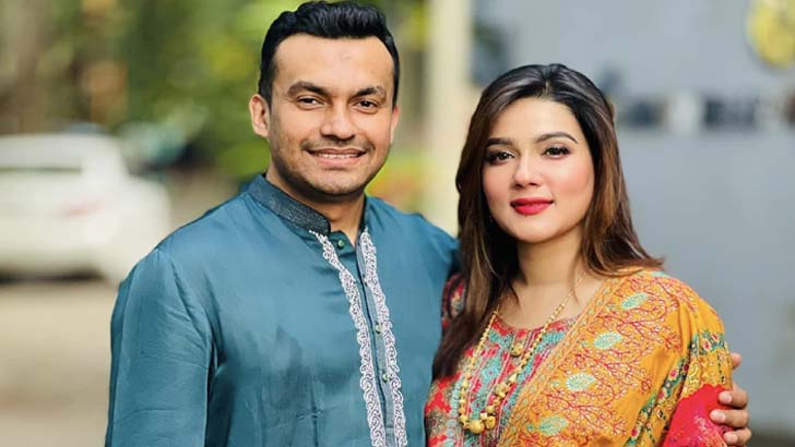 দেশে ফিরে মাহিয়া মাহিকে নিয়ে গাড়ির শোরুম পরিদর্শন রাকিবের