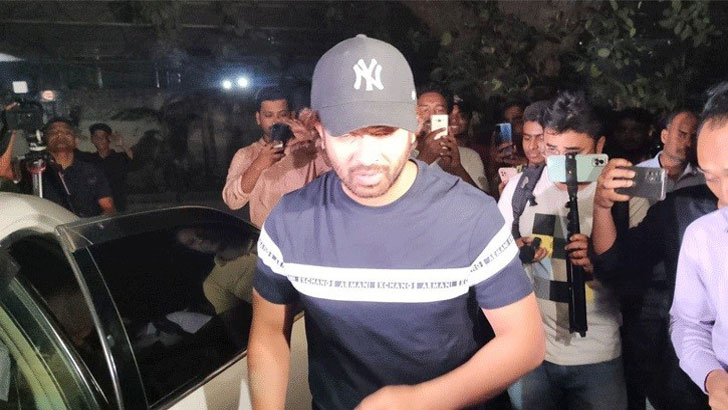 প্রযোজকের বিরুদ্ধে অভিযোগ নিয়ে দ্বারে দ্বারে শাকিব খান