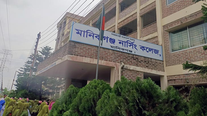 বিদ্যুতের দাবিতে মানিকগঞ্জে শিক্ষার্থীদের বিক্ষোভ