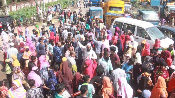 মারধর-চাকরি থেকে ছাঁটাইয়ের অভিযোগে শ্রমিকদের বিক্ষোভ অবরোধ