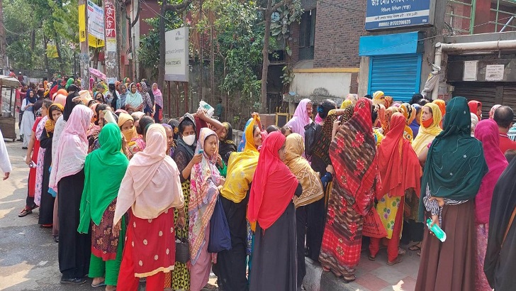 রাত ১টায় লাইনে দাঁড়িয়েও মেলেনি টিসিবির পণ্য!