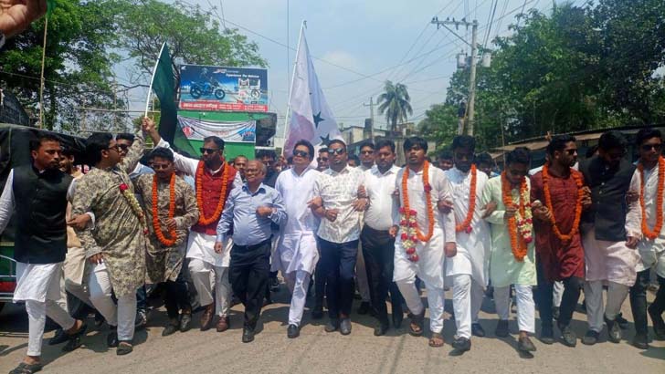 দোহারে ছাত্রলীগের আনন্দ শোভাযাত্রা ও বঙ্গবন্ধুর প্রতিকৃতিতে শ্রদ্ধা
