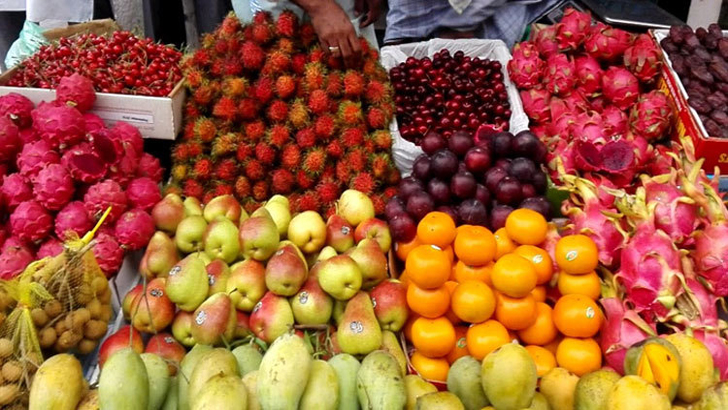 ফল ও ইফতার সামগ্রী কিনতে অসহায় ক্রেতা