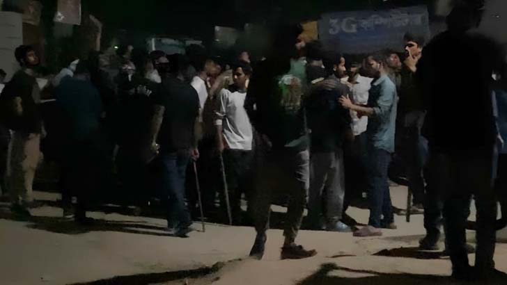 জাবিতে দেশীয় অস্ত্র নিয়ে ছাত্রলীগের মহড়া, সাংবাদিকদের ওপর হামলা