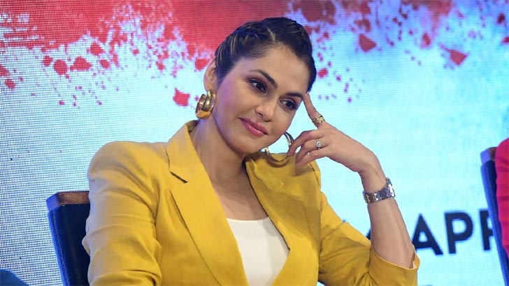 নায়কের প্রস্তাবে রাজি না হওয়ায় ছবি থেকে বাদ পড়লেন অভিনেত্রী!