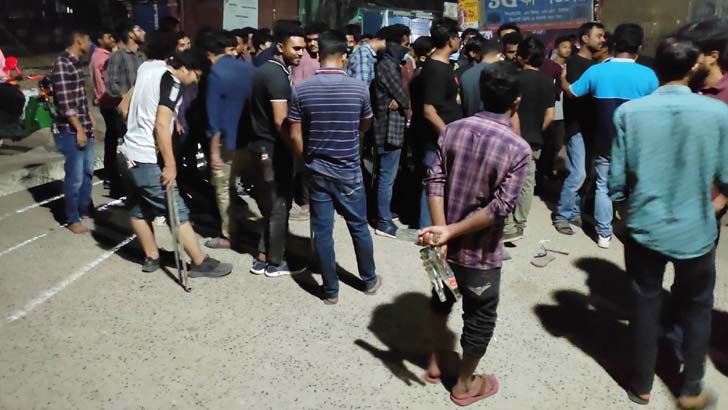 জাবিতে অস্ত্র হাতে ছাত্রলীগের মহড়া, সাংবাদিকের ওপর হামলা