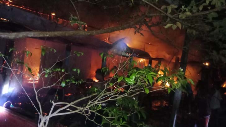 অগ্নিকাণ্ডে কয়লা ব্যবসায়ীর দুই বসতঘর পুড়ে ছাই