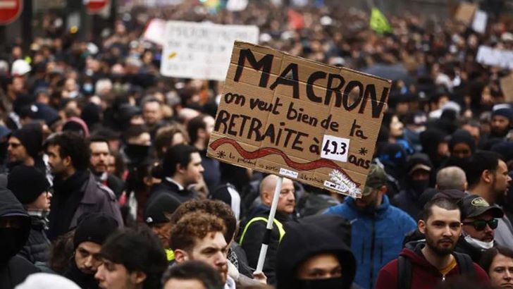 ম্যাক্রোঁর সিদ্ধান্তের প্রতিবাদে ফ্রান্সজুড়ে বিক্ষোভ