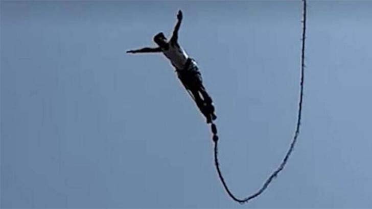 বাঞ্জি জাম্পিংয়ে দড়ি ছিঁড়ে গেলেও যেভাবে বাঁচলেন পর্যটক (ভিডিও)