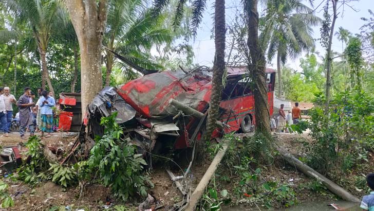বাস নিয়ন্ত্রণ হারিয়ে সুপারভাইজার ও যাত্রী নিহত, আহত ২৫