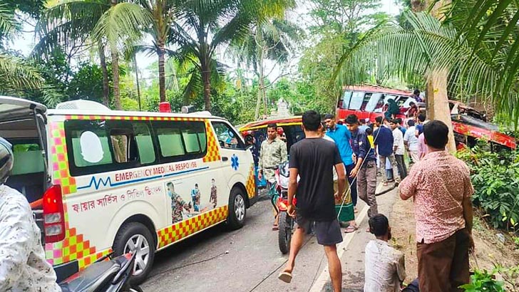 চালক ও সুপারভাইজারের মধ্যে ঝগড়া, বাস নিয়ন্ত্রণ হারিয়ে নিহত ২