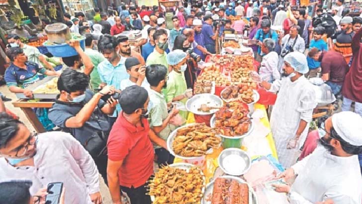 জমে উঠেছে চকবাজারের বাহারি ইফতার বাজার