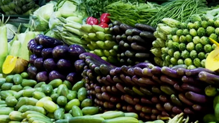 চড়া দামে বিক্রি হচ্ছে লেবু বেগুন শসা