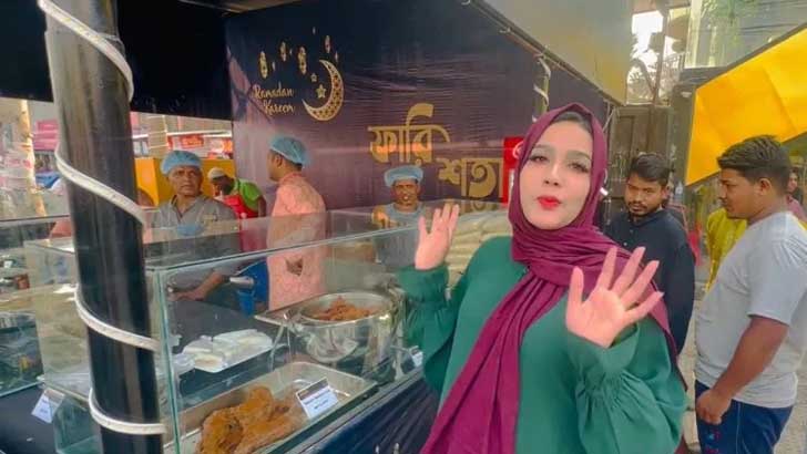 ইফতার বিক্রিতে ব্যস্ত সময় পার করছেন মাহিয়া মাহি