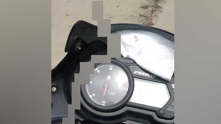 চলন্ত মোটরসাইকেলে পড়ল বিষাক্ত সাপ, অতঃপর...