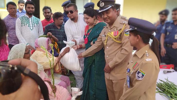 সোহাগপুর বিধবা পল্লিতে ইফতার সামগ্রী বিতরণ