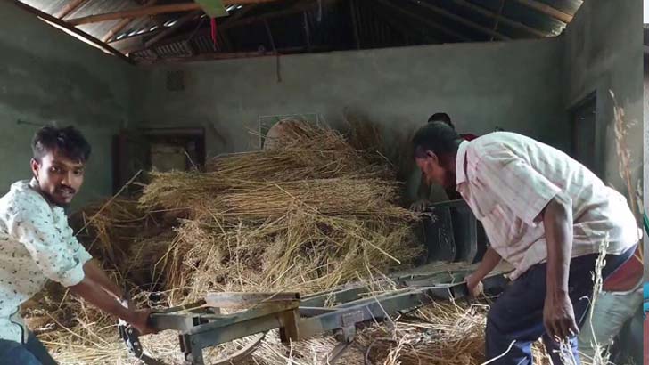 চালকের খড়ের গাদায় চুরি করা ২০ অটোবাইকের যন্ত্রাংশ