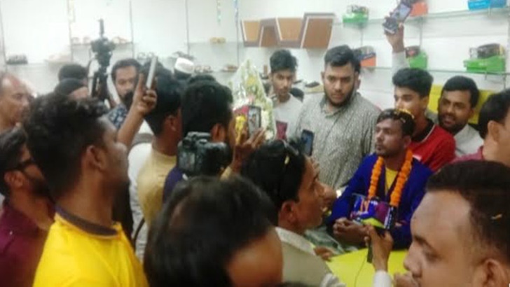 হিরো আলমের মোবাইল ফোন চুরি