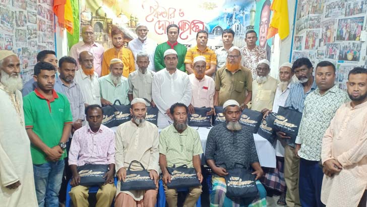 গৌরীপুরে যুগান্তর স্বজন সমাবেশের উদ্যোগে রেইনকোট বিতরণ