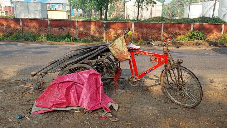 কালীগঞ্জে সড়কে ঝরল স্বামী-স্ত্রীর প্রাণ