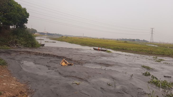 নদী দখল করে বাঁধ নির্মাণ, দুর্ভোগে ৫ গ্রামের মানুষ