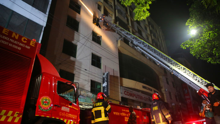 আগুনে নিঃস্ব সাততলা বস্তির ৮৫০ পরিবার