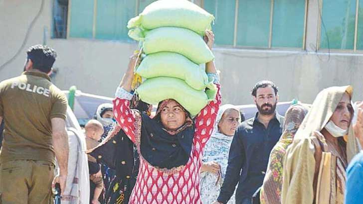 পাকিস্তানে ভয়াবহ অভাব, আটার জন্য দিশেহারা জনগণ