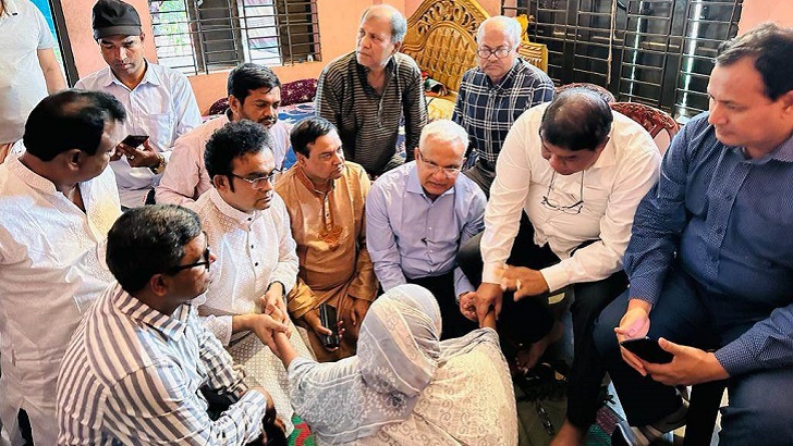 সাংবাদিক শামসুজ্জামানের বাসায় পেশাজীবী নেতারা 