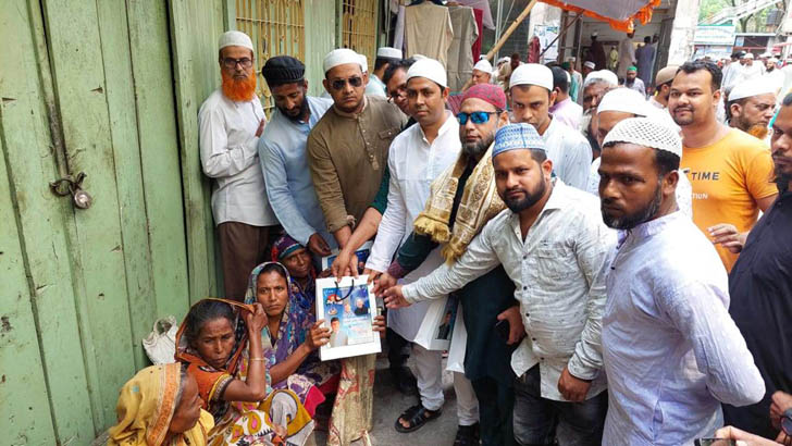 ঈদ সামনে রেখে যুবলীগ নেতার লুঙ্গি ও শাড়ি বিতরণ