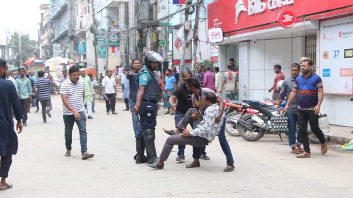 খুলনায় বিএনপির কর্মসূচিতে টিয়ারশেল রাবার বুলেট নিক্ষেপ, আহত ১৫