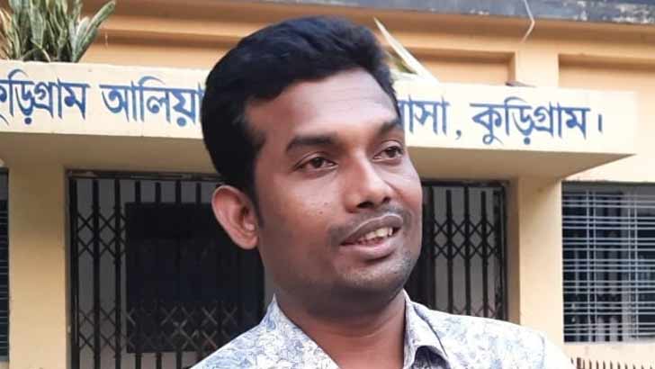 রিকশা চালিয়ে লেখাপড়া করা মমিনুর এখন প্রভাষক