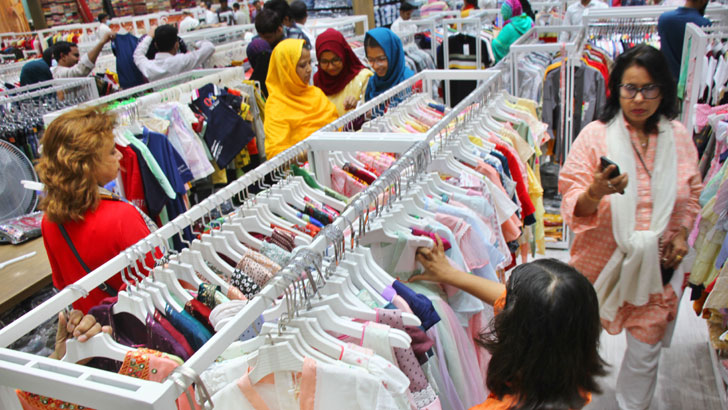 যমুনা ফিউচার পার্কে সমান তালে চলছে বৈশাখ-ঈদ শপিং