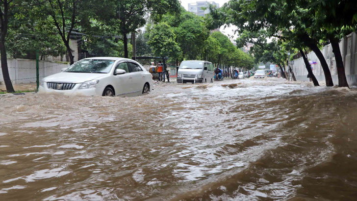 আধা ঘণ্টার বৃষ্টিতে সড়কে জলাবদ্ধতা