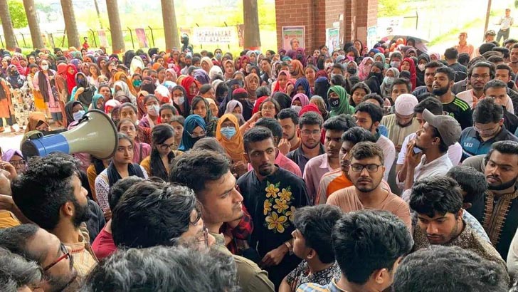 ক্লাস-পরীক্ষার চাপ কমানোসহ ৭ দফা দাবি শেকৃবি শিক্ষার্থীদের